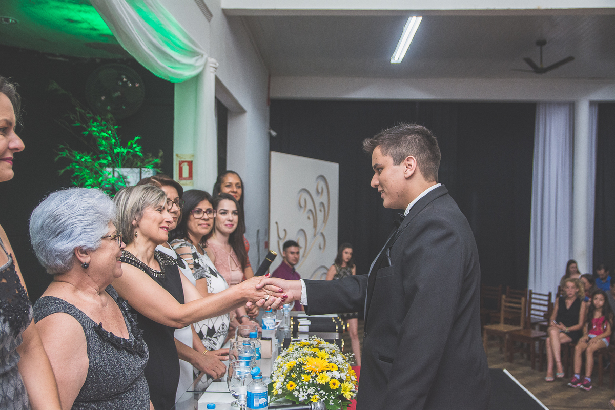 Formando cumprimentando professora