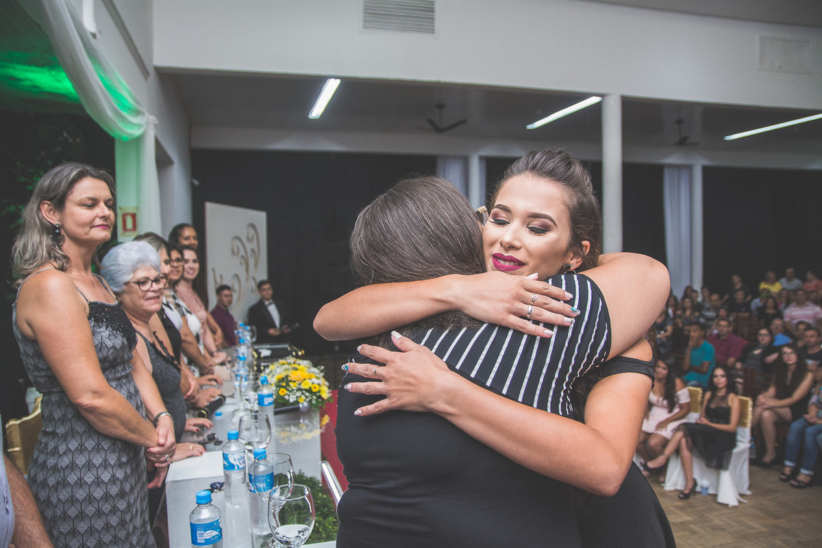 Formanda cumprimentando professora