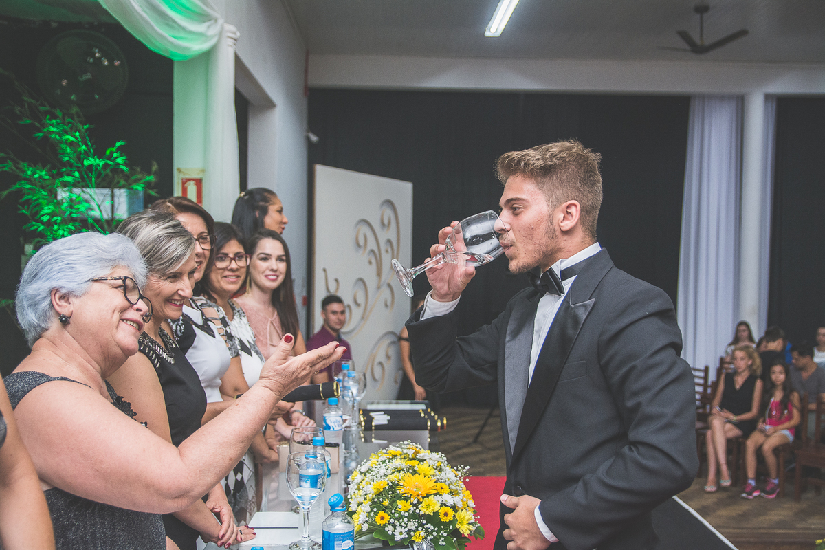 Formando tomando água