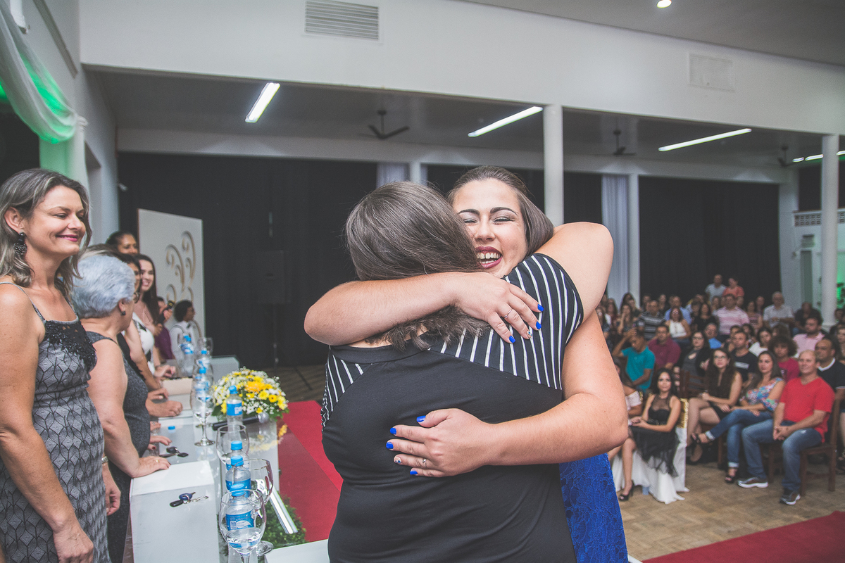 Formanda cumprimentando professora