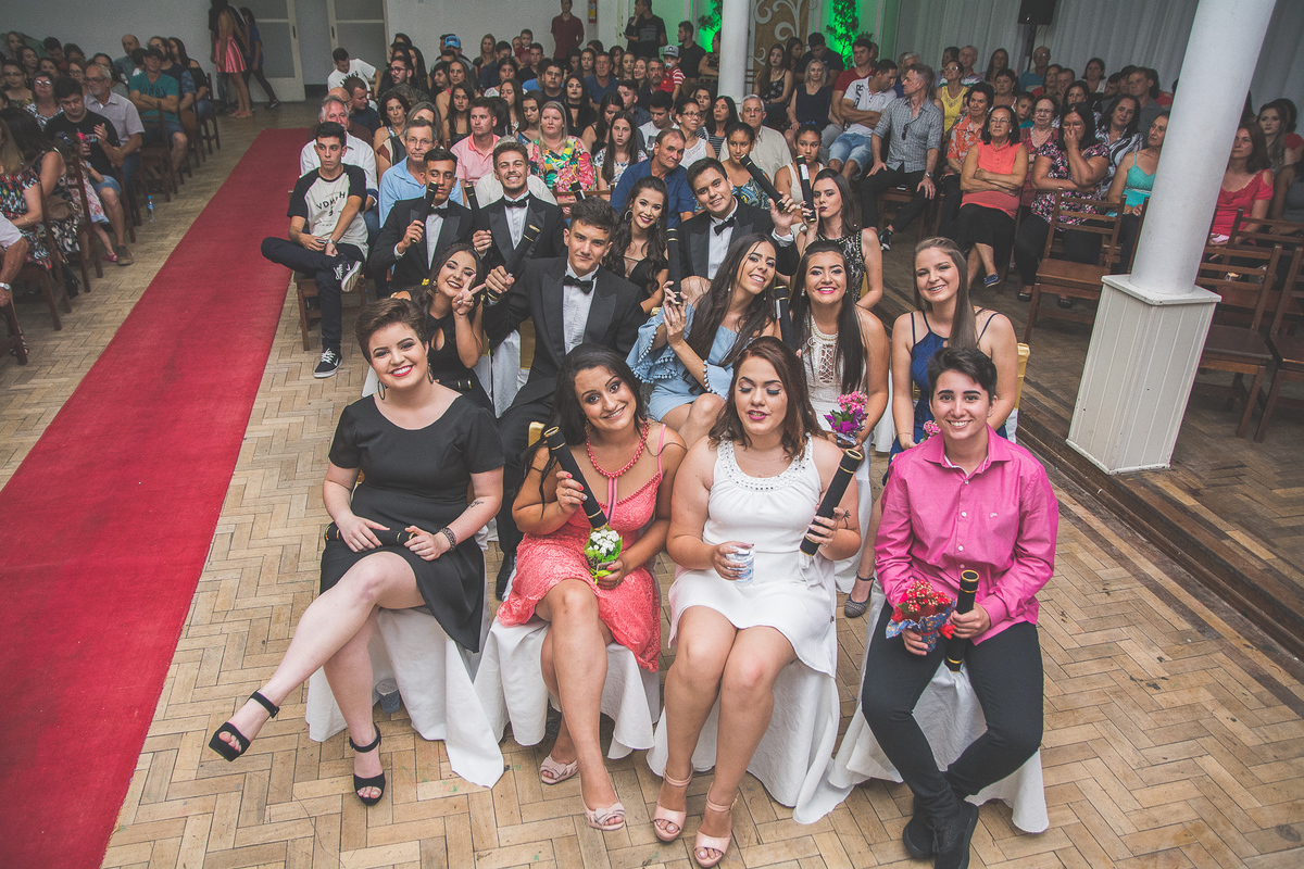 Primeira turma com os diplomas