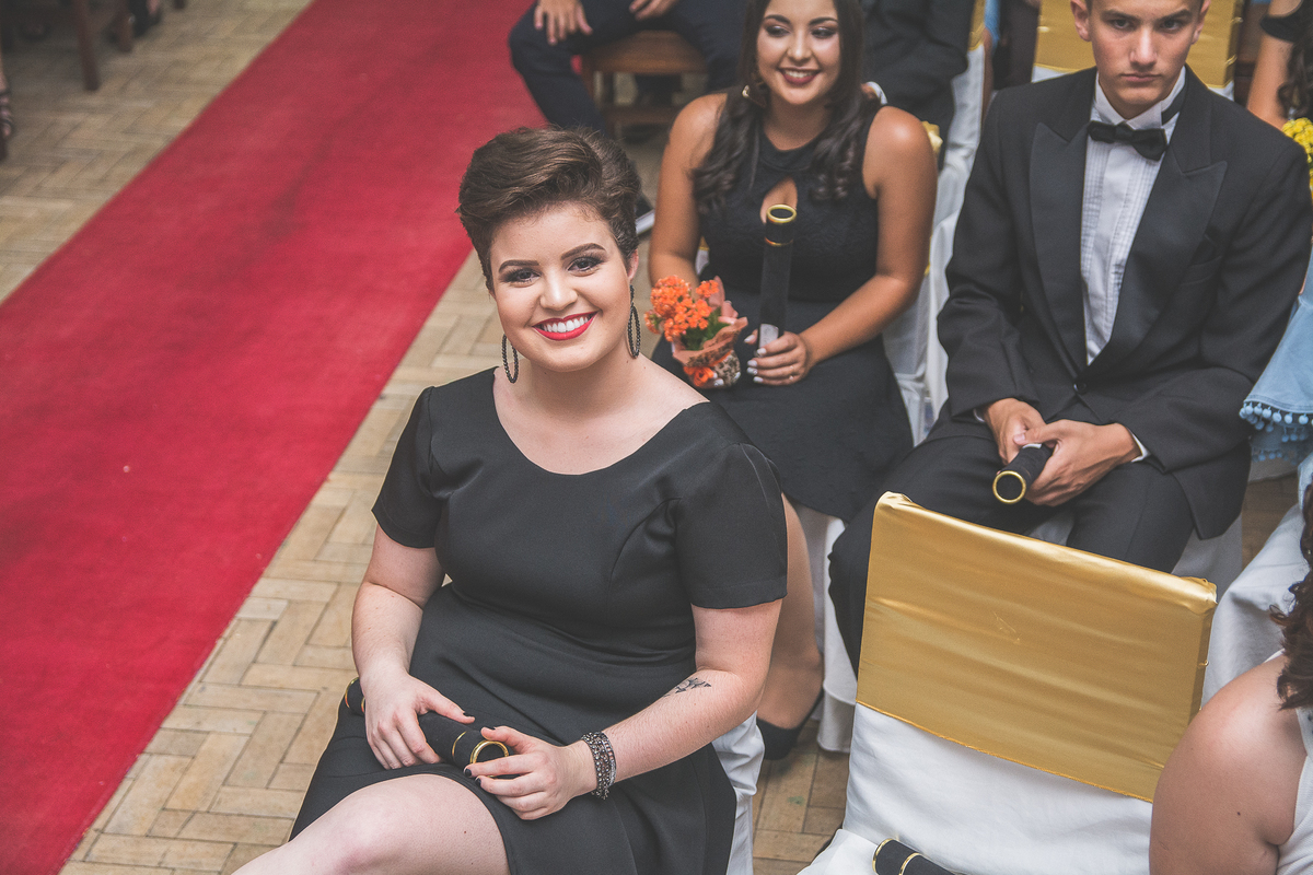 Formanda sorrindo ao ouvir discurso