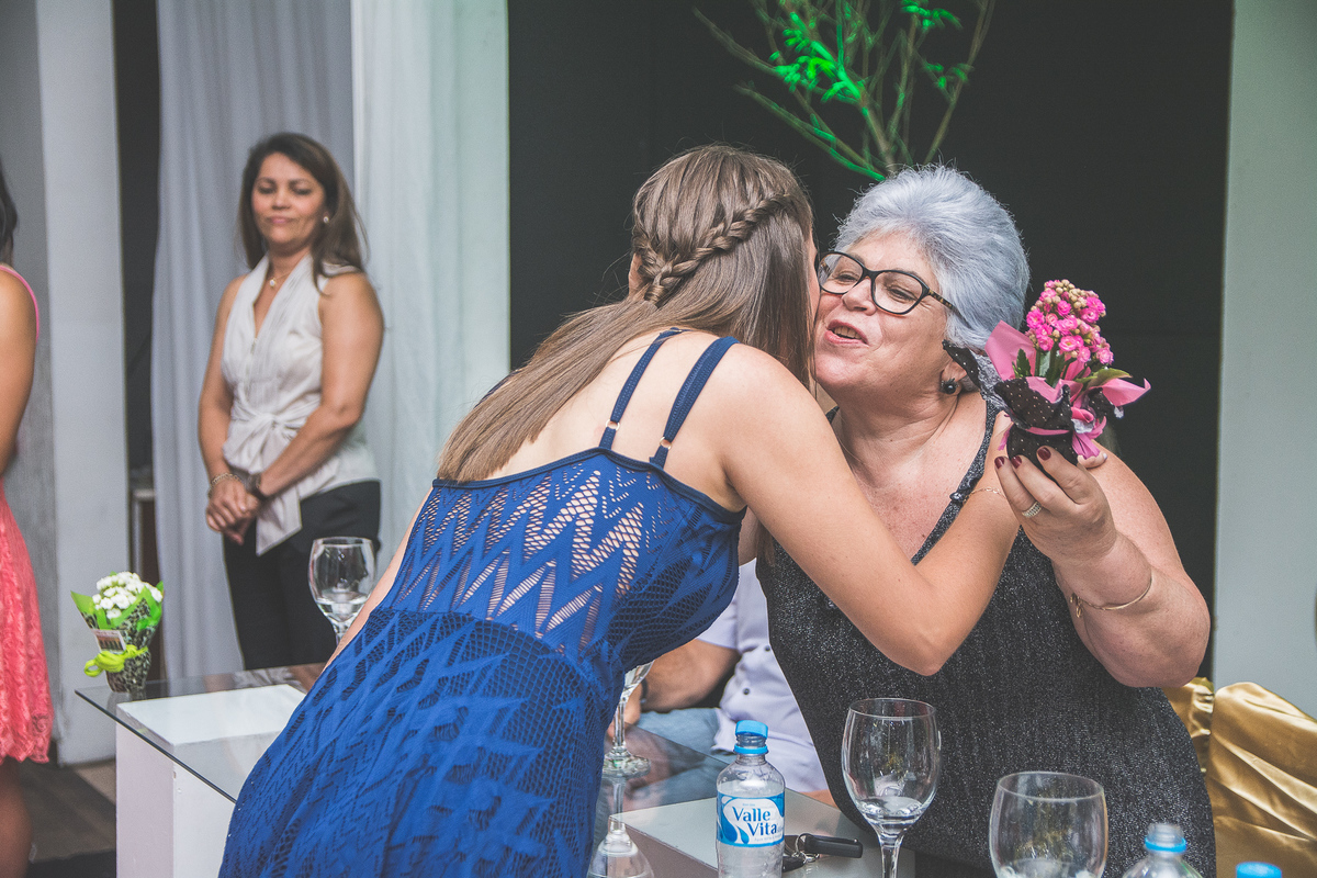 Professora recebendo presente