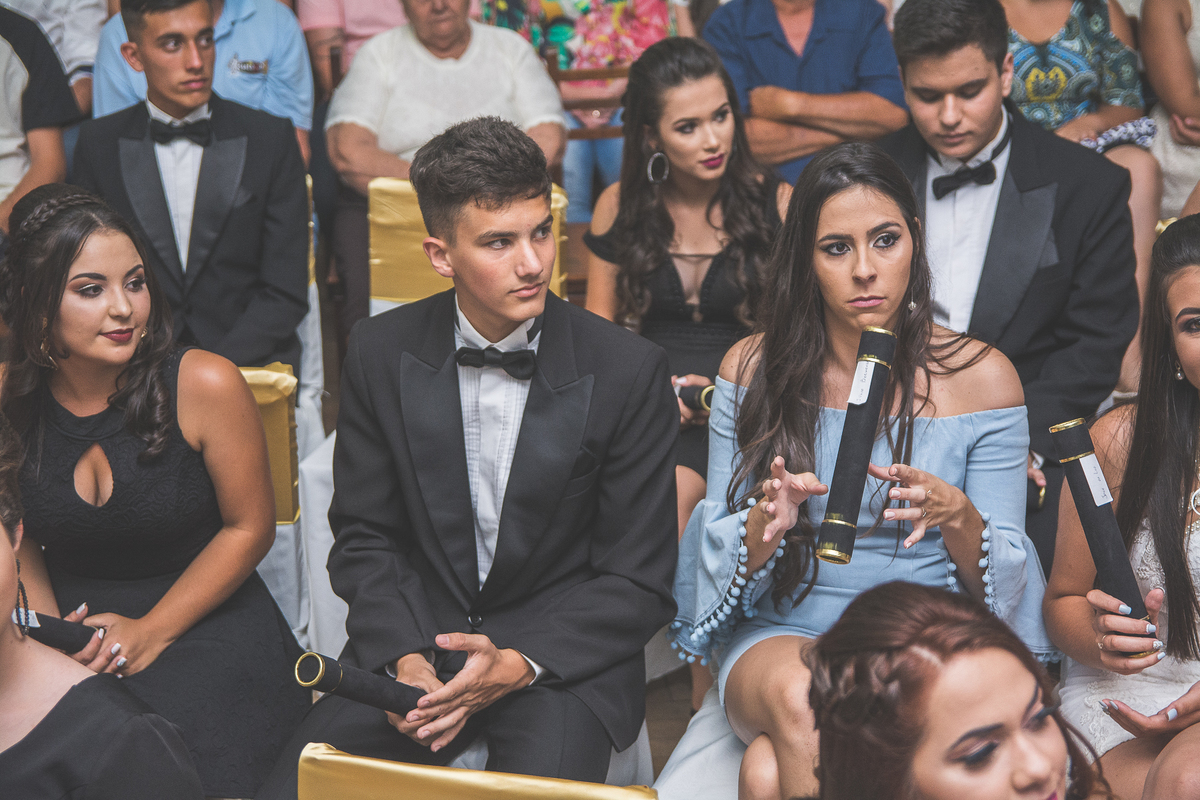 Formanda brincando com o canudo