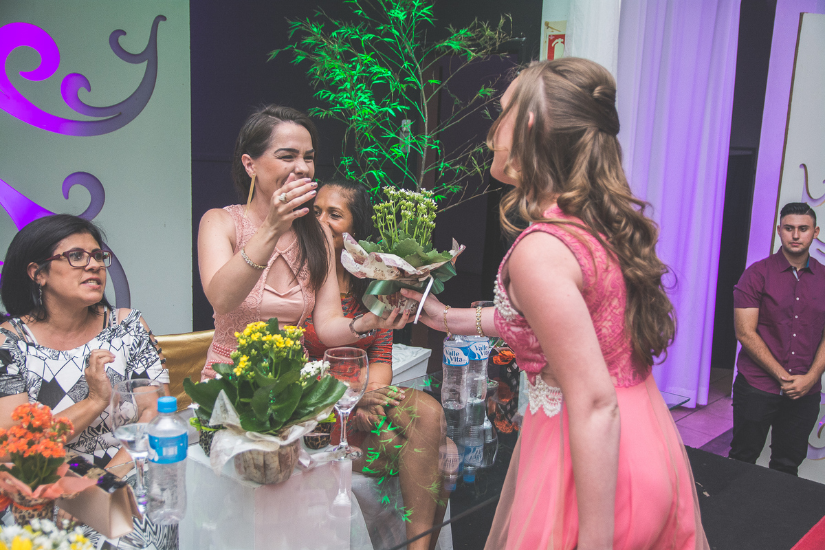 Formanda entregando presente para professora