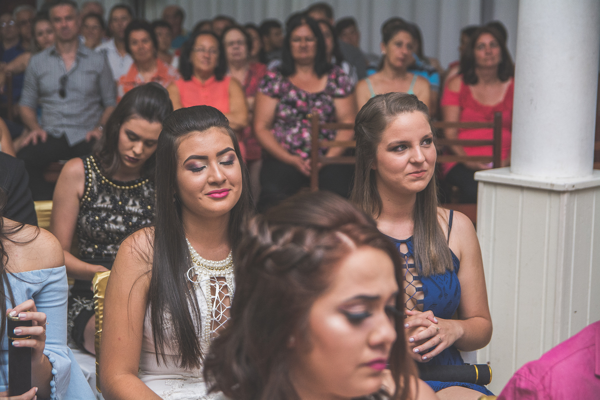 Formandas ouvindo diretora