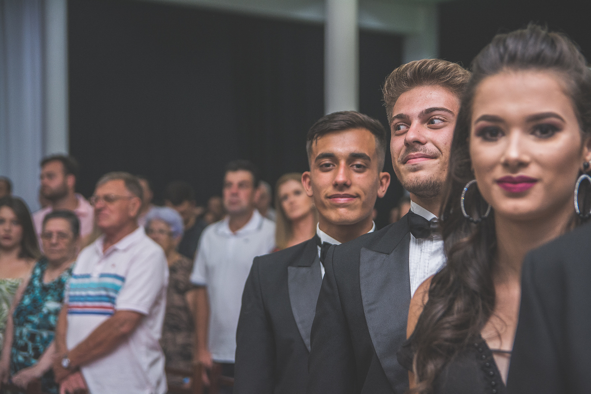 Formando sorrindo durante o hino