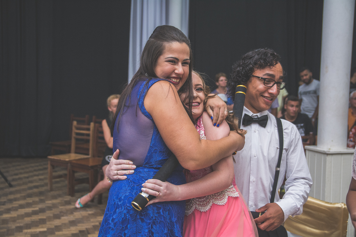 Formandas se abraçando