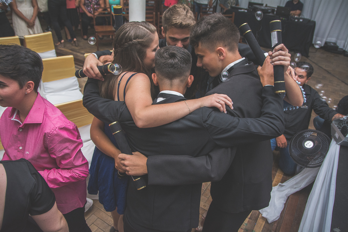 Formandos se abraçando