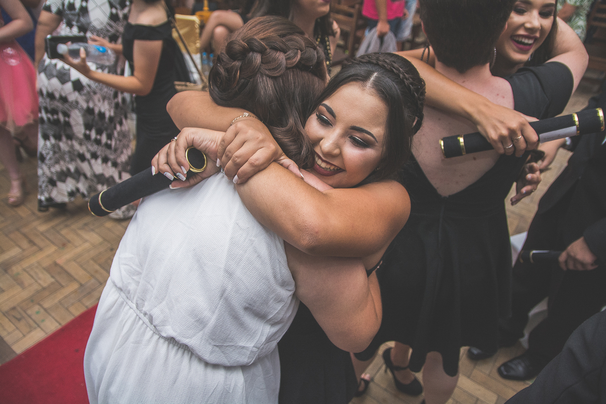 Formandas felizes se abraçando