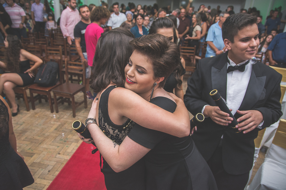 Formandas felizes se abraçando