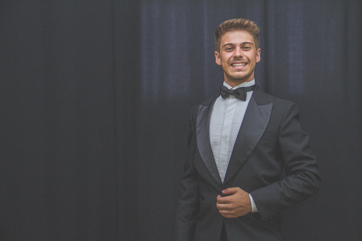 Formando posando mostrando seu terno