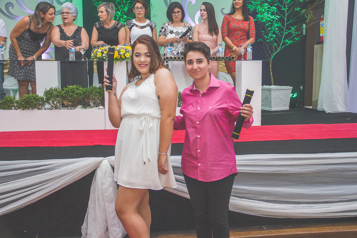 Formandas juntas mostrando diploma