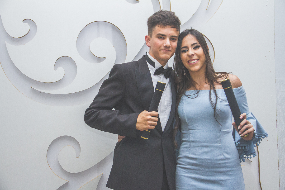 Formandos juntos após receberem diploma