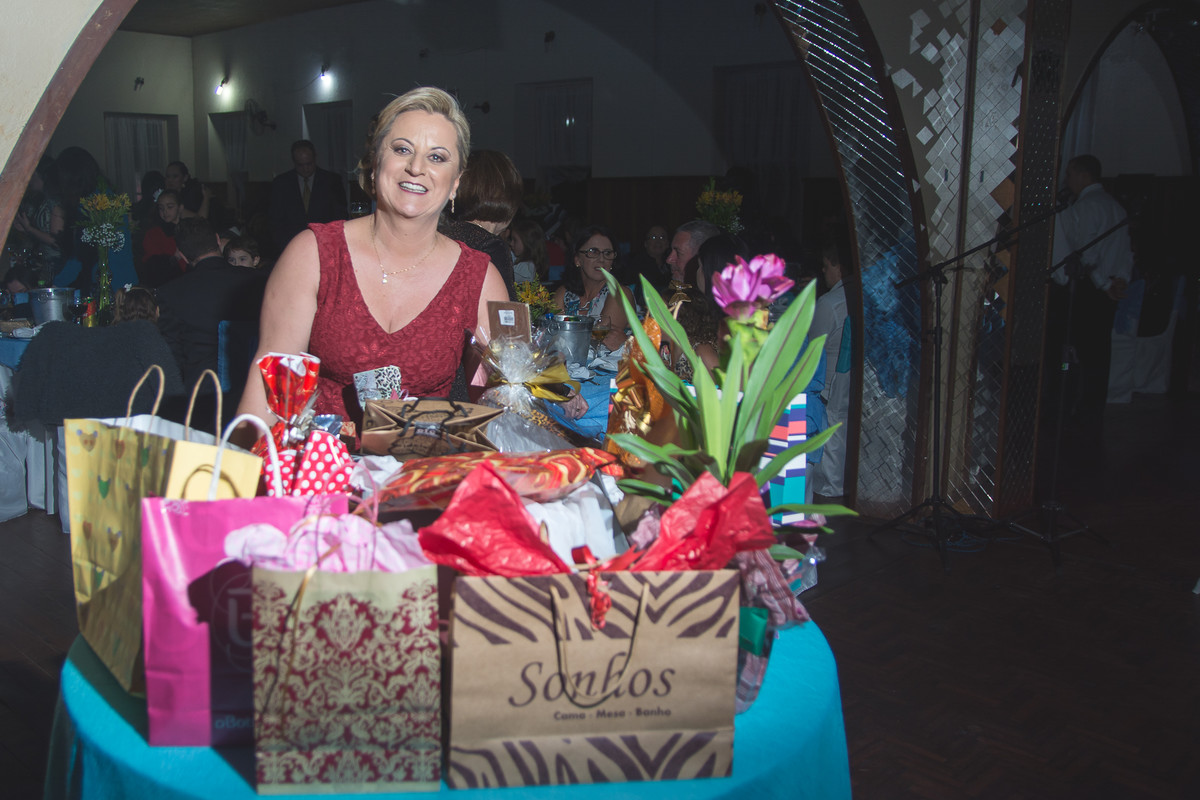 Aniversariante e os presentes recebidos