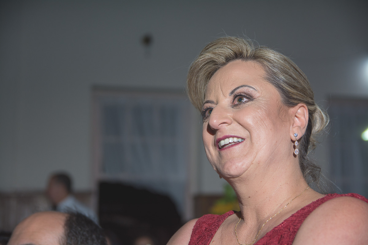 Aniversariante assistindo homenagem das filhas