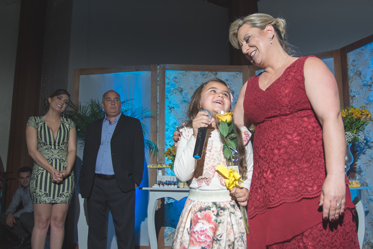 Aniversariante recebendo homenagem