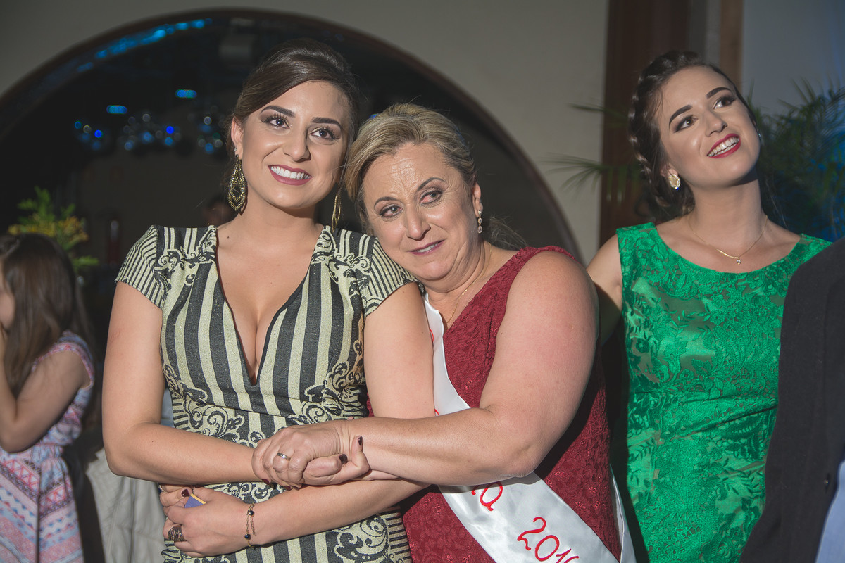 Aniversariante e filhas emocionadas