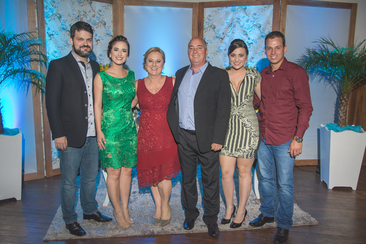 Aniversariante, filhas, genros e marido