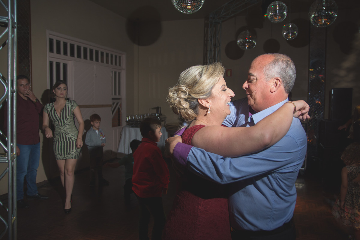 Aniversariante e marido dançando durante a festa