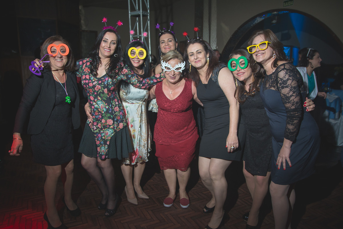 Colegas de trabalho e aniversariante durante a festa