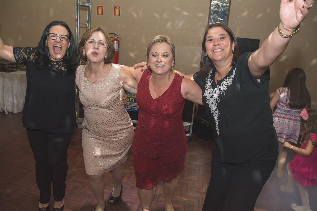 Amigas se divertindo com aniversariante