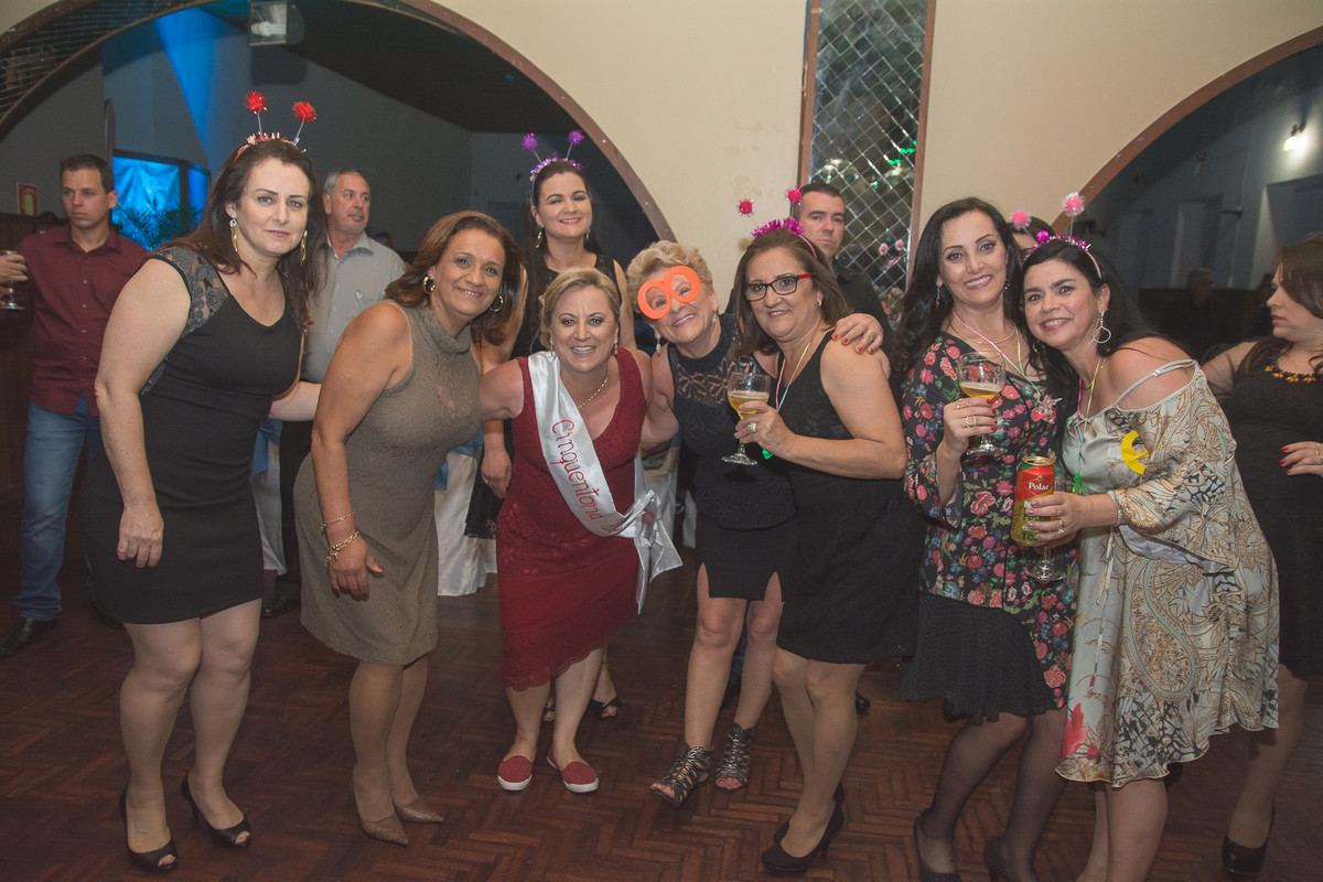 Aniversariante e as amigas posando na pista