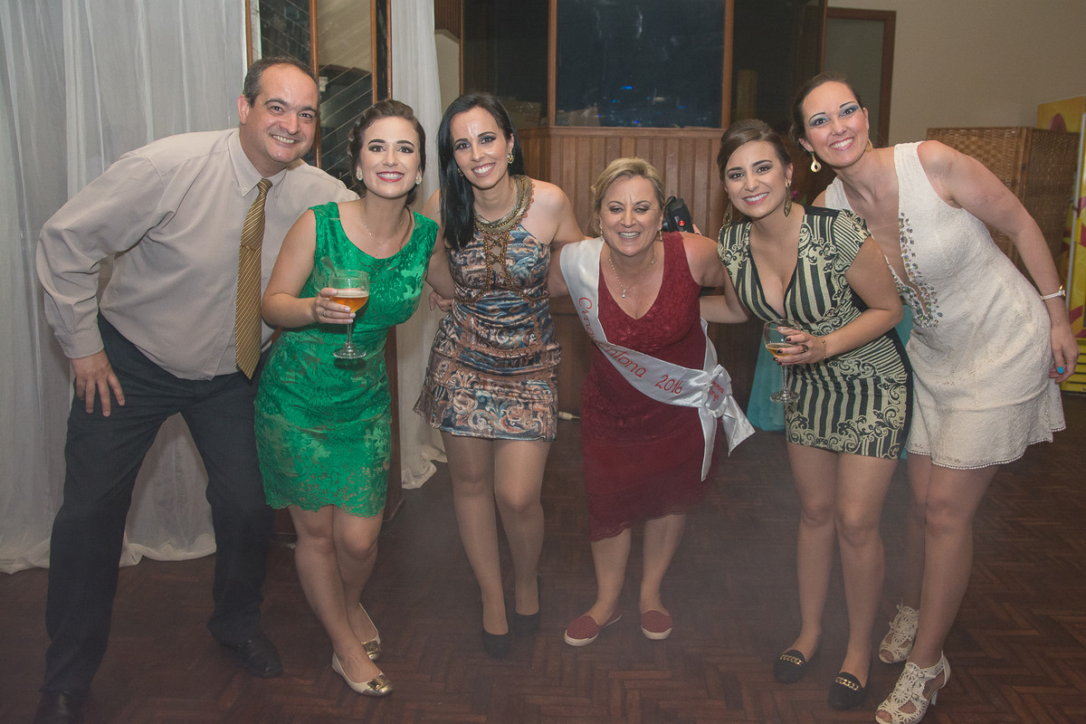 Aniversariante, filhas e convidados