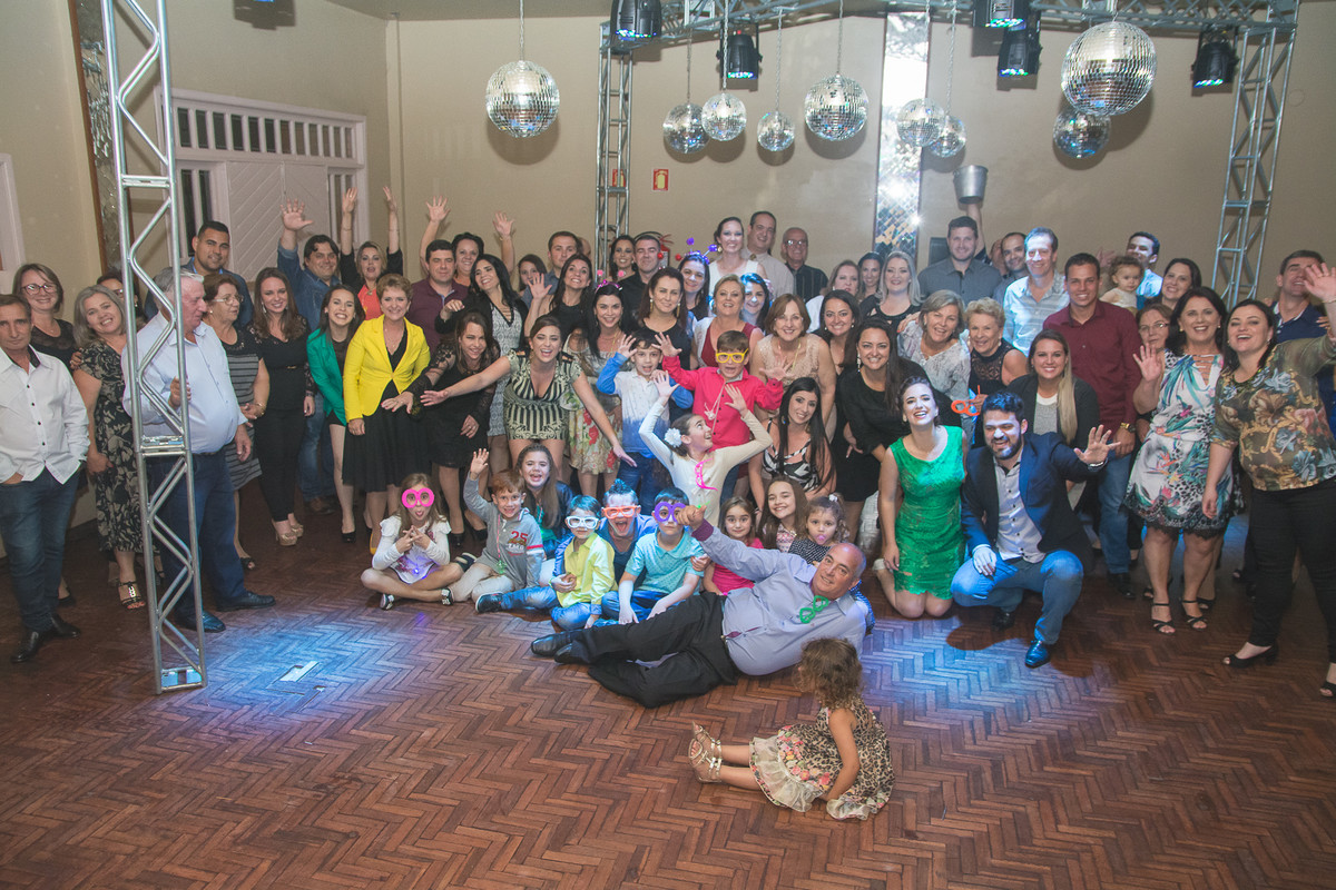 Todos os convidados reunidos na pista