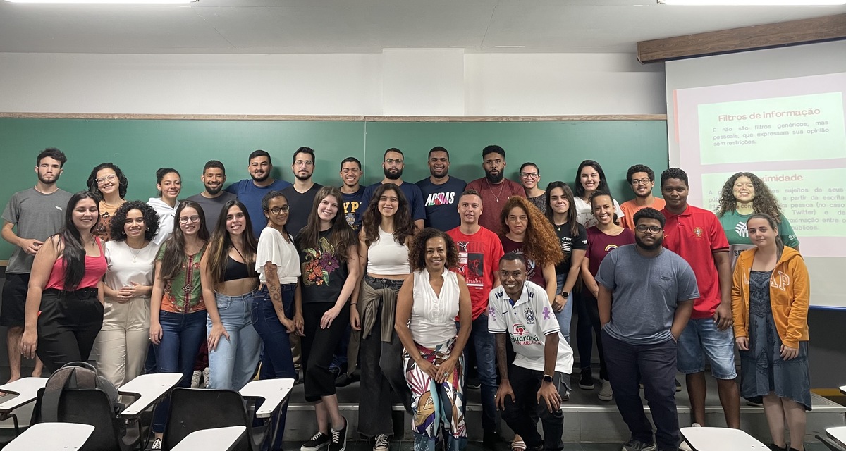 Estudantes/fotógrafos da exposição. No centro profa. Ivonete S.Lopes e João Luca Pires. Fotógrafa: Jéssica Suzana Magalhães Cardoso