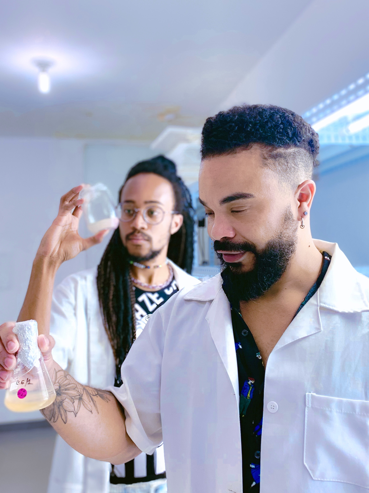 Jefferson Fernandes Jr, graduando em Biologia, e o prof. Wellington Clarindo. Fotógrafa: Rebeca Rangel Pá