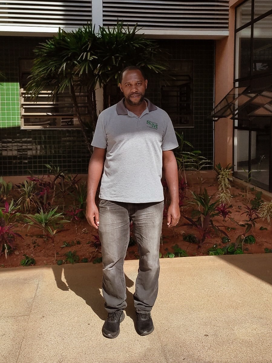 Juscelino César Júlio - Terceirizado, Serviços de Limpeza. Fotógrafa: Letícia Moraes Bicalho 