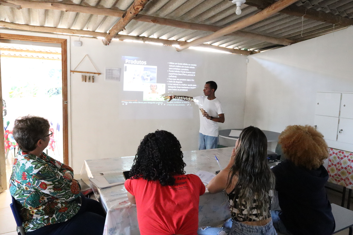 Realização da primeira Oficina: 
FOTOGRAFIA. 