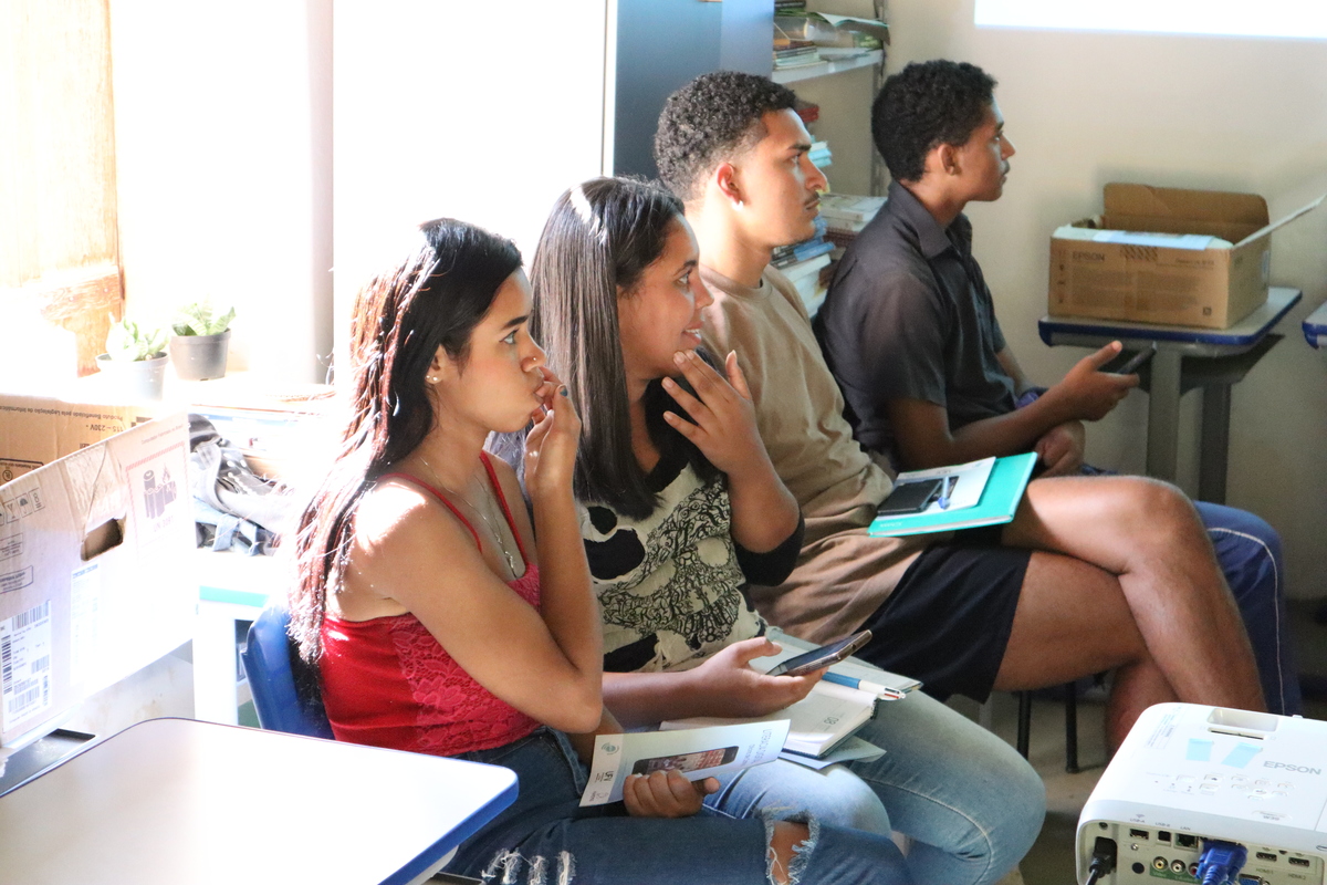 Integrantes do movimento participando da oficina de Canva. 