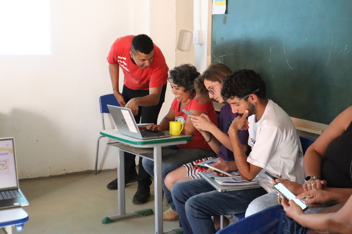 Integrantes do movimento participando da oficina de Canva. 
