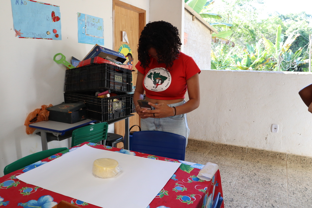 Integrante do assentamento realizando a parte prática. 