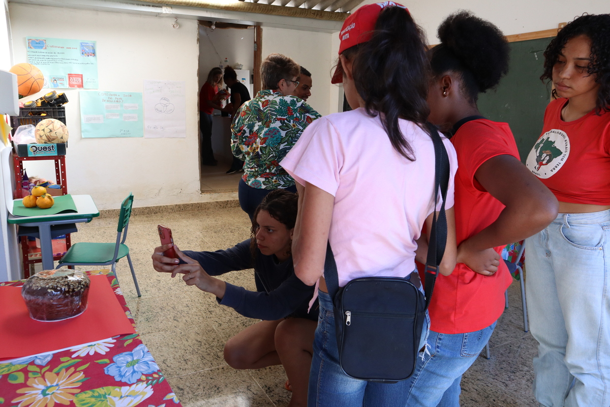Participantes realizando a parte prática da oficina. 