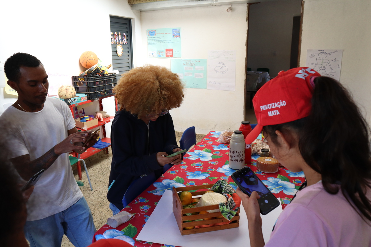 Participantes realizando a parte prática da oficina. 