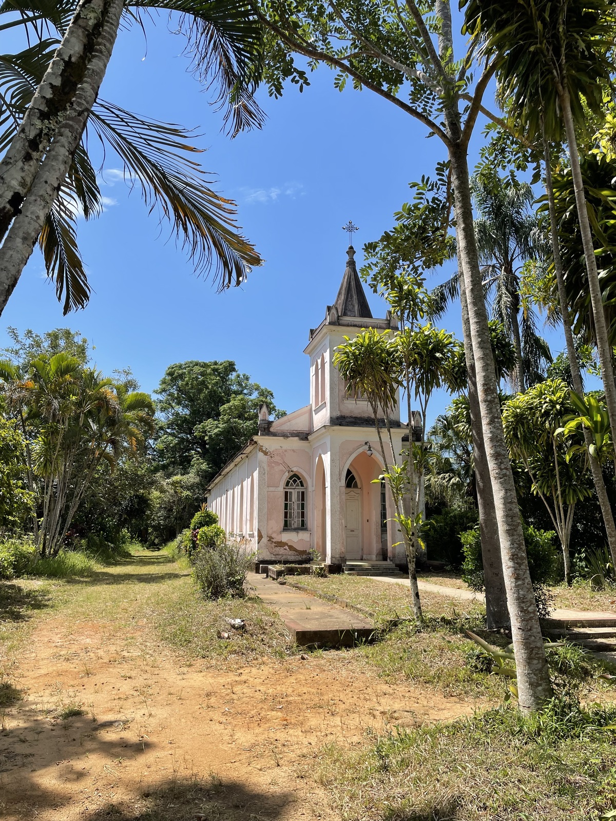 Igreja de Santa Ana. 
Sede da Fazenda. 