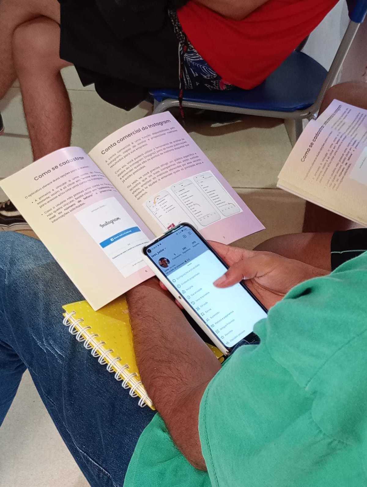 Participante praticando e criando seu perfil no Instagram. 