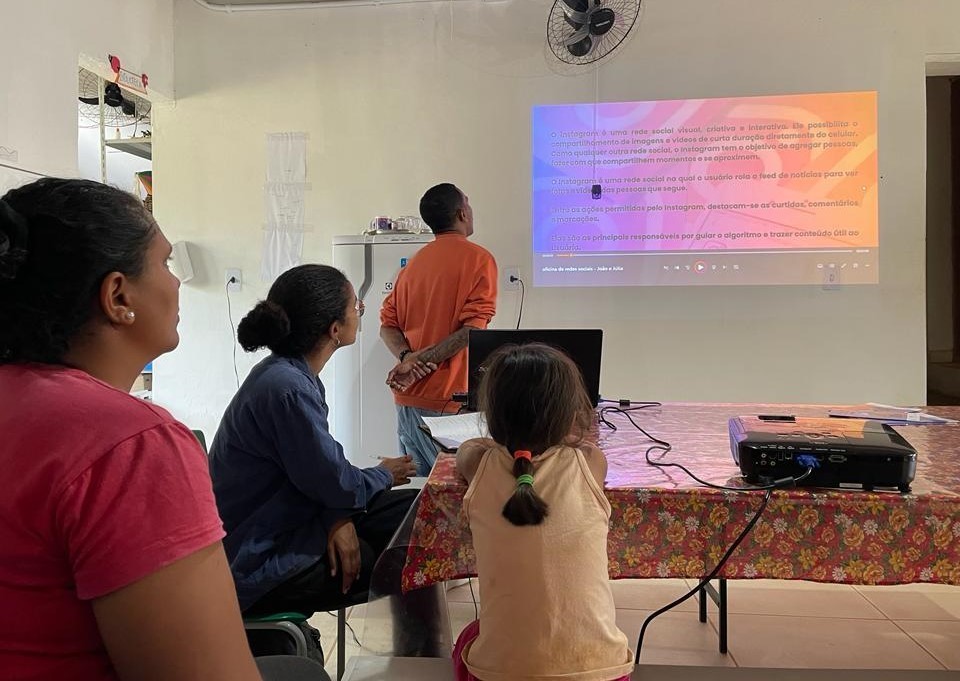 Realização da parte teórica da oficina de Instagram. 
