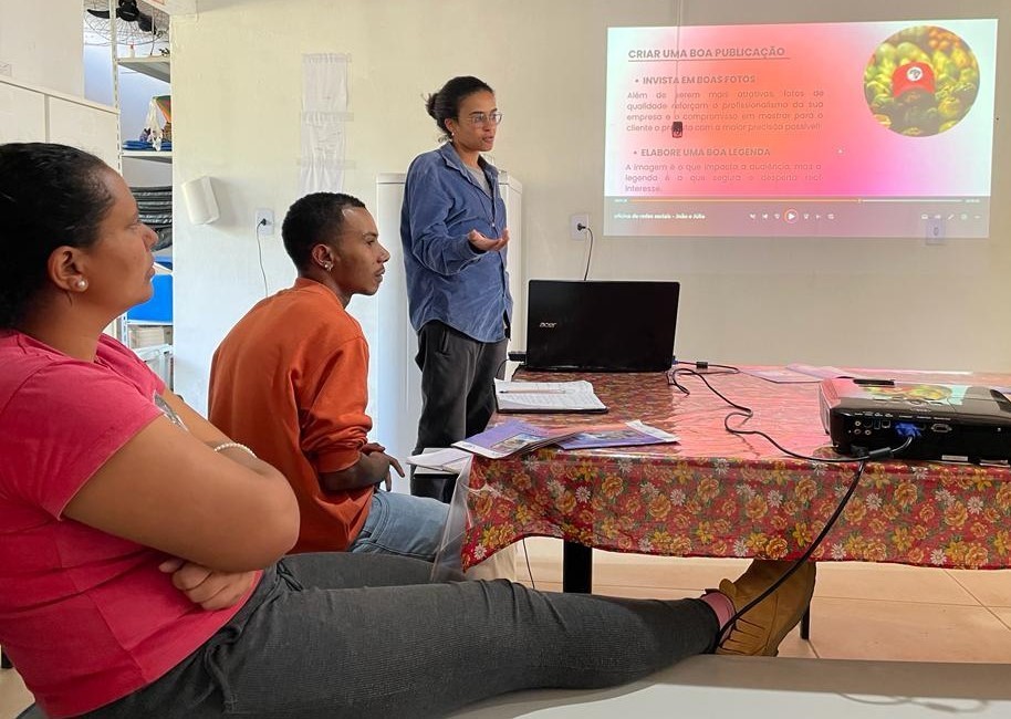 Realização da parte teórica da oficina de Instagram sobre publicações.