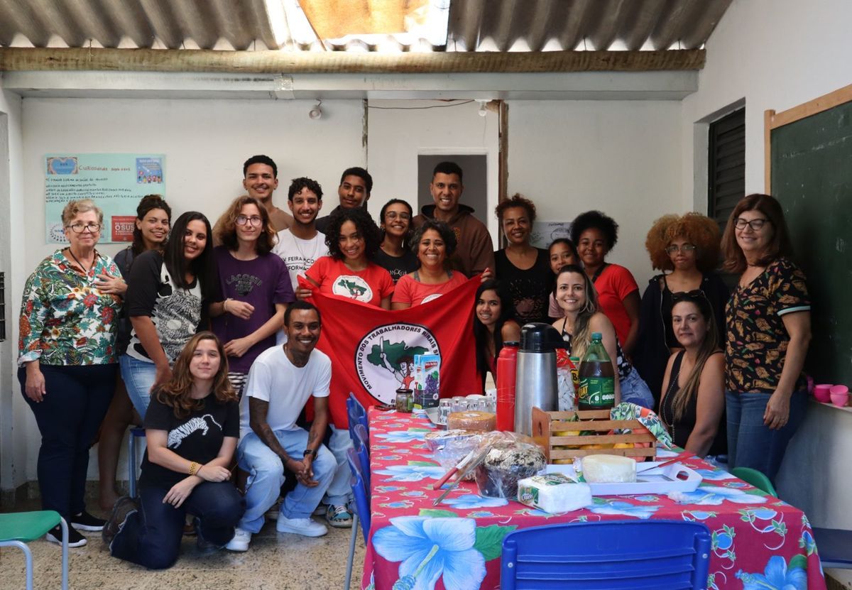 Foto de encerramento da oficina de Canva e Fotografia. 