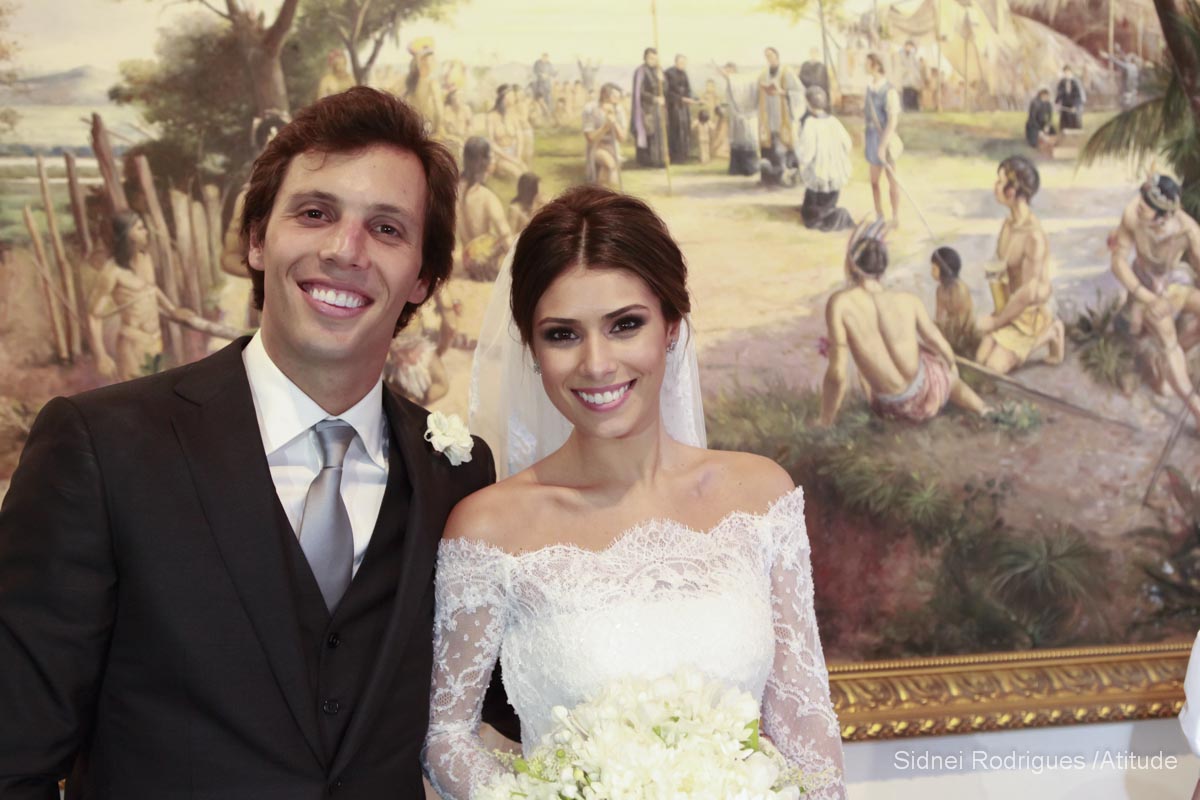 Casal pousa para album de casamento