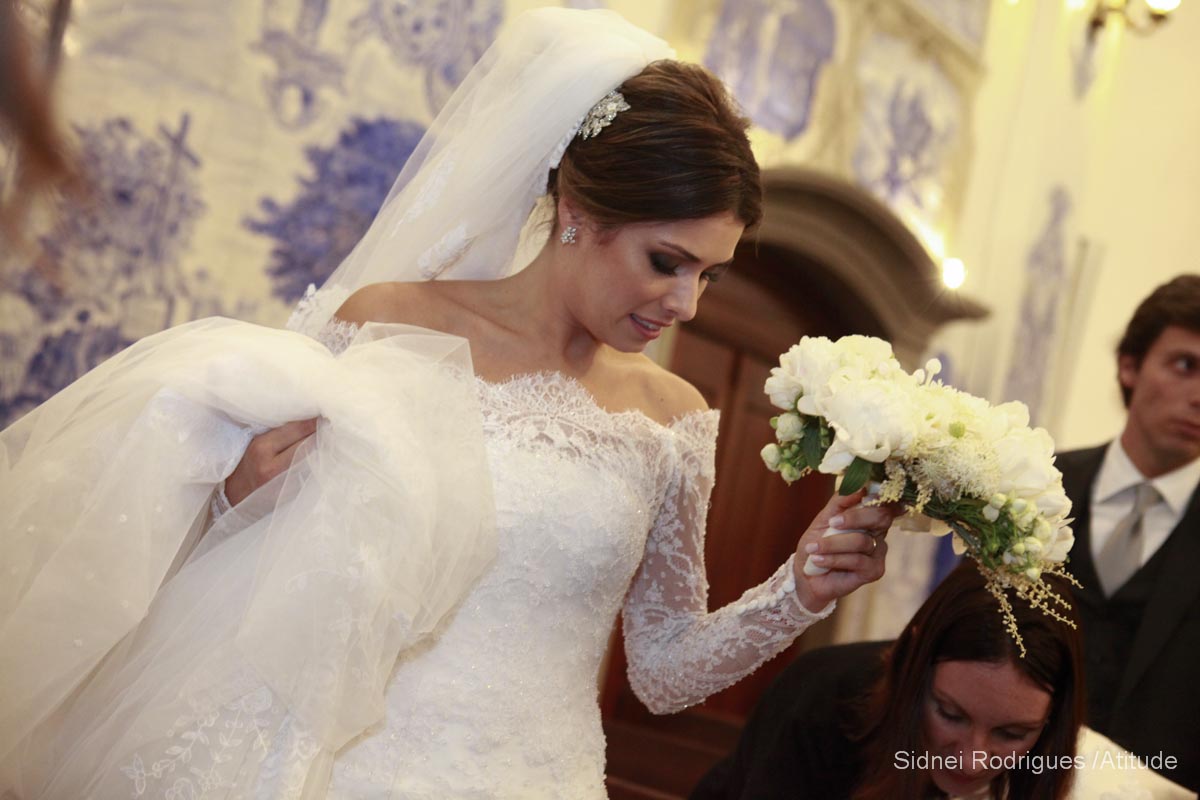 Noiva é arrumada por assessora