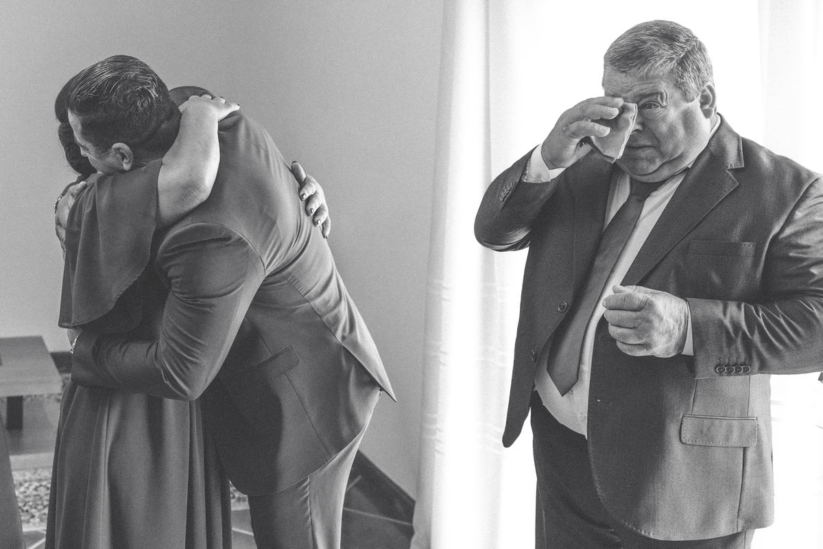 emoção do pai do noivo, pai do noivo a chorar