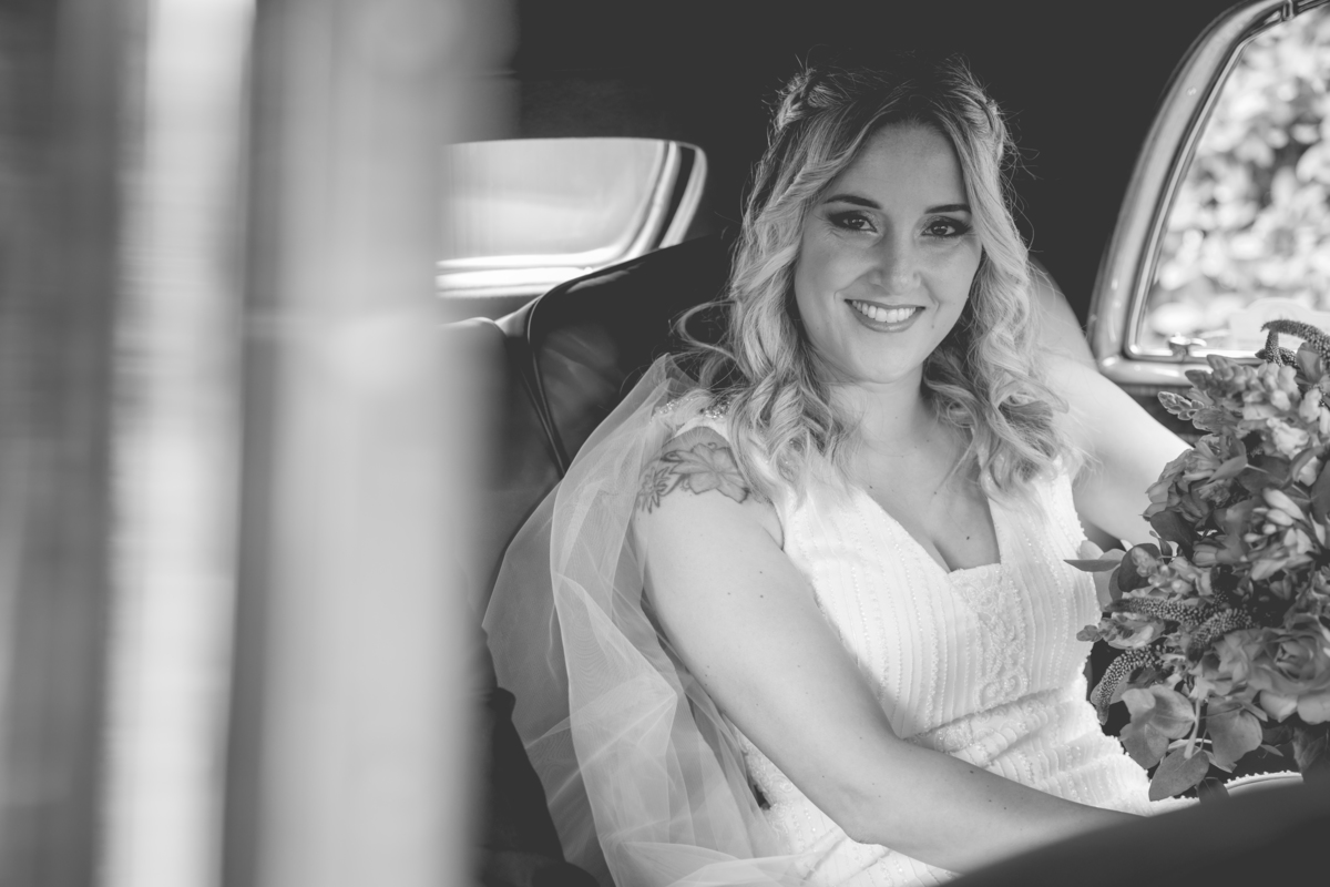 noiva a caminho da igreja, noiva no carro
