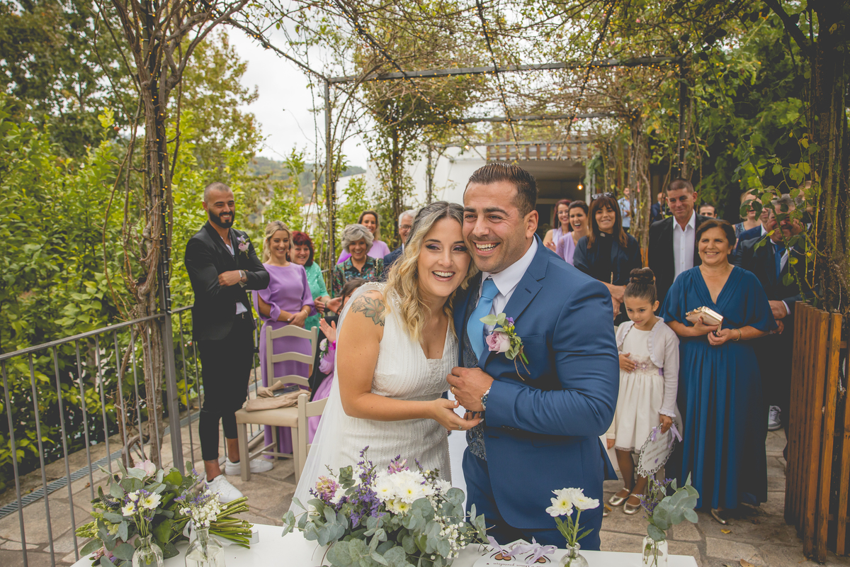 casamento feliz, noivos a casar
