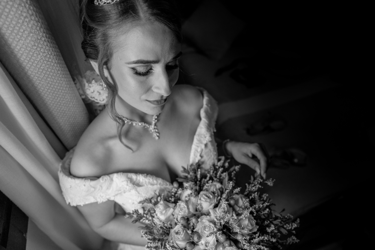 noiva a olhar para o ramo