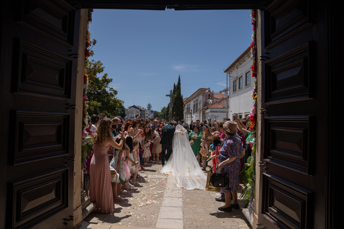 saída da igreja dos noivos